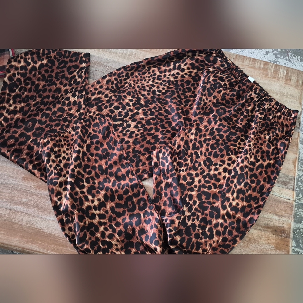 Frederick's of Hollywood Leopard Print Pajama Set Size M satiny Feel - Picture 10 of 15